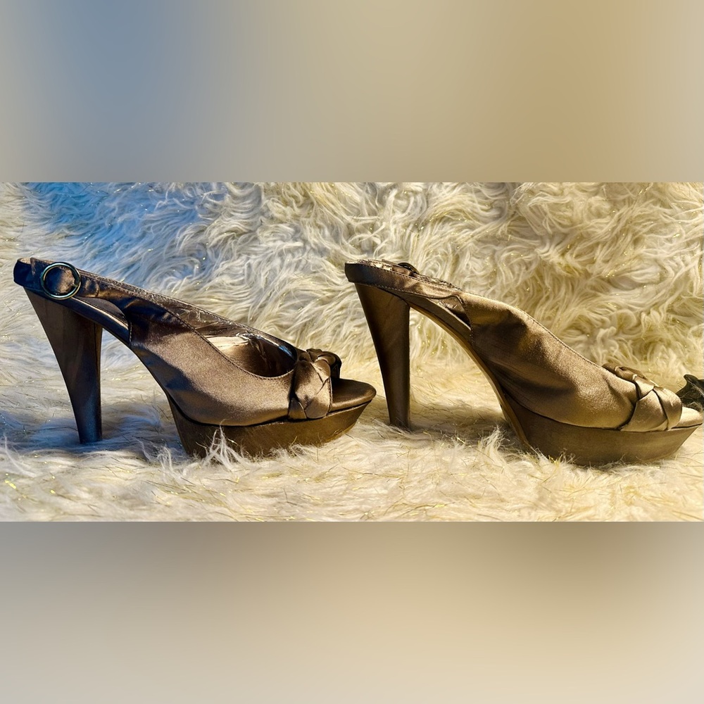 Chinese Laundry Satin Champagne Platform Heels
Women's Size 11